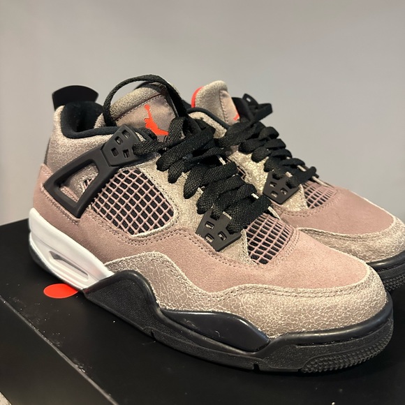 Air Jordan 4 - Picture 2 of 5